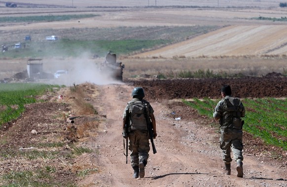 Türkische Militärpatrouille an der syrischen Grenze: Die türkische Luftwaffe flog in der Nacht auf Freitag erstmals Angriffe gegen Stellungen des IS.