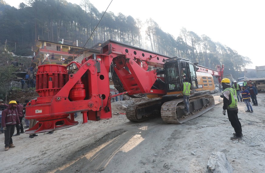 epa10993673 A vertical shaft boring machine arrives near the site of the tunnel collapse on the Brahmakal Yamunotri National Highway in Uttarkashi, India, 25 November 2023. Rescue and relief operation ...