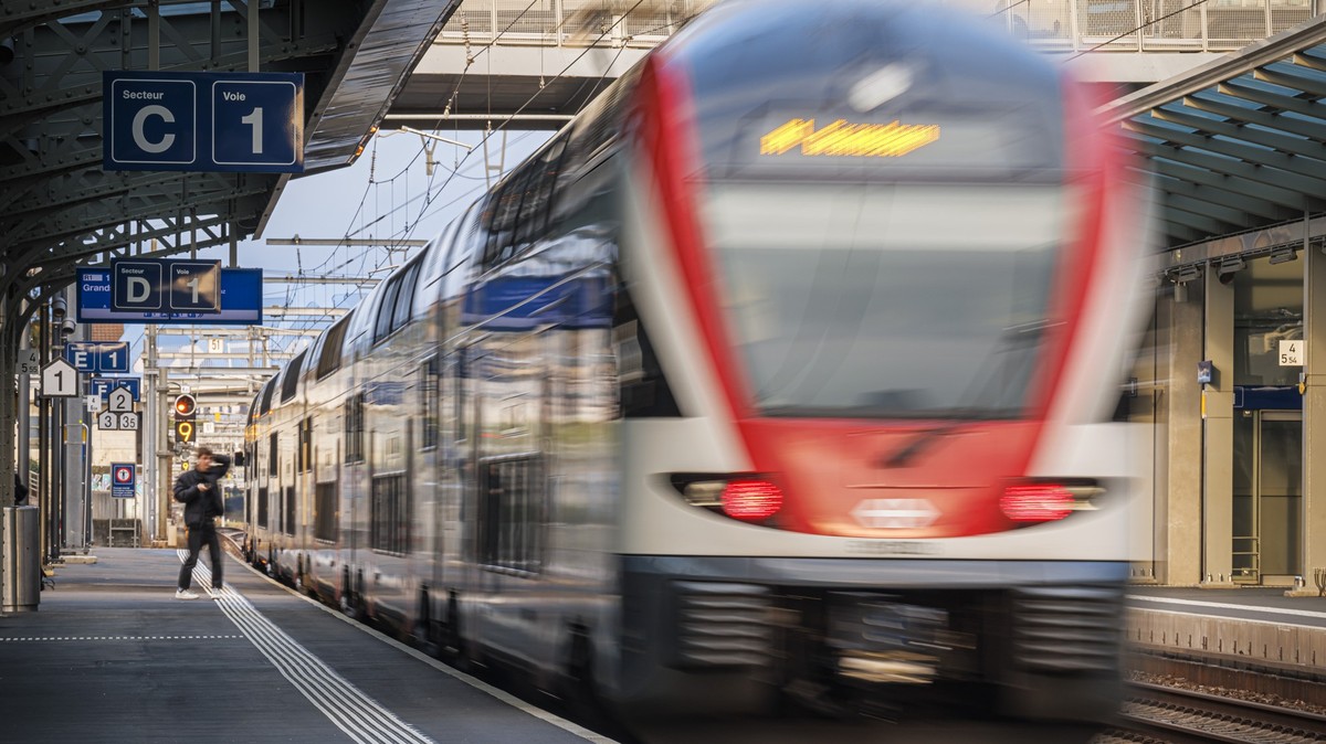 Un train repart en direction de Lausanne ce lundi 9 decembre 2024 a la gare CFF de Renens. Le nouvel horaire CFF 2025 entrera en vigueur le dimanche 15 decembre. (KEYSTONE/Valentin Flauraud)