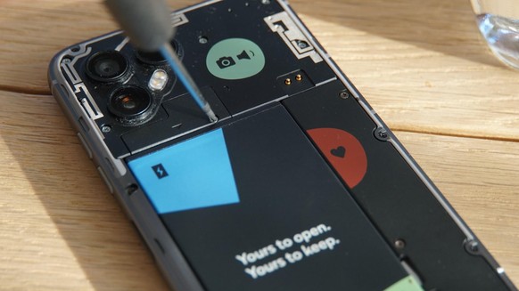 Ich habe bereits vor drei Jahren das Vorgängermodell Fairphone 3 selbst zerlegt und wieder zusammengesetzt und kann bestätigen: Die Reparatur ist sogar für Menschen mit zwei linken Händen spielend lei ...