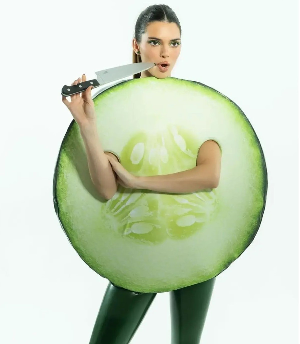 Attention Kendall, les couteaux, ça coupe!