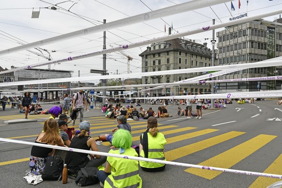 Blockiertes Zuercher Central am Frauenstreik am Freitag, 14. Juni 2019. (KEYSTONE/Walter Bieri)