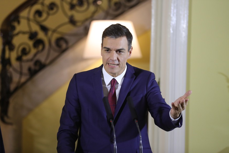 epa07185580 Spanish Prime Minister Pedro Sanchez speaks with the media at the Ambassador Residence in Havana, Cuba, on 23 November 2018. Sanchez is on an official two-day visit to the island. EPA/Juan ...
