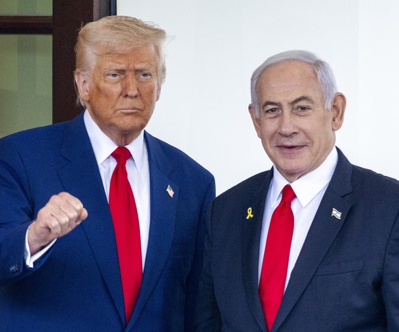 KEYPIX - epa12016426 US President Donald J. Trump (L) greets Israeli Prime Minister Benjamin Netanyahu (R) as he arrives for a meeting at the West Wing of the White House in Washington, DC, USA, 07 Ap ...