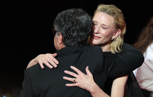 epa12131893 Iranian director and screenwriter and producer Jafar Panahi (L) is congratulated by Cate Blanchett on stage after winning the Palme d&#039;Or for the film &quot;Un simple accident&quot; (A ...
