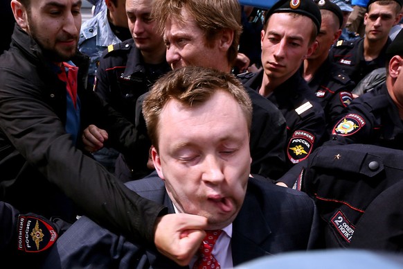 Faustschlag gegen den Schwulenaktivisten Alexeyew bei der Moskau Pride 2013.