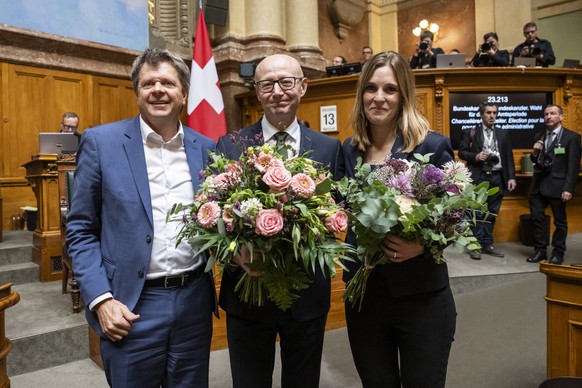 Der soeben zum Bundeskanzler gewaehlte Viktor Rossi, Mitte, freut sich ueber seine Wahl, zusammen mit der Fraktionschefin und dem Praesidenten seiner Partei, den Gruenliberalen, Corina Gredig, GLP-ZH, ...