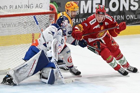 Tigers Saku Maeenalanen, rechts, im Kampf um den Puck gegen Lions Goalie Robin Zumbuehl, und Lions Postfinance Topscorer Denis Malgin, Mitte, beim Eishockey-Qualifikationsspiel der National League zwi ...