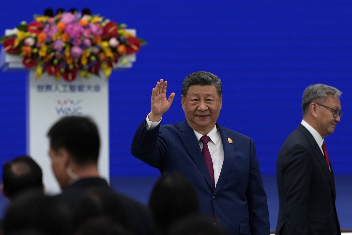 epa13116380 Chinese President Xi Jinping waves as he arrives at the opening ceremony for the World AI Conference in Shanghai, China, 17 July 2026. EPA/NG HAN GUAN / POOL