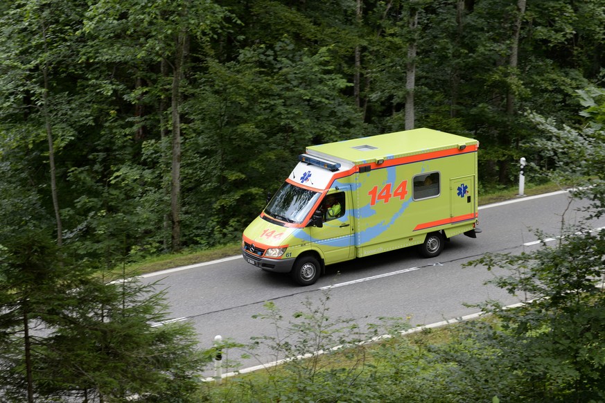 THEMENBILD ZUM FAHRZEUGPOOL AMBULANZEN FUER INNERSCHWEIZER SPITAELER URI, LUZERN, NID- UND OBWALDEN --- Ein Krankenwagen auf dem Weg zur Unfallstelle eines Busungluecks am Mittwoch, 17. Juni 2015. Auf ...