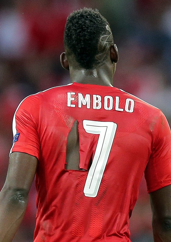 epa05379055 Breel Embolo (R) of Switzerland wearing a torn jersey during the UEFA EURO 2016 group A preliminary round match between Switzerland and France at Stade Pierre Mauroy in Lille Metropole, Fr ...