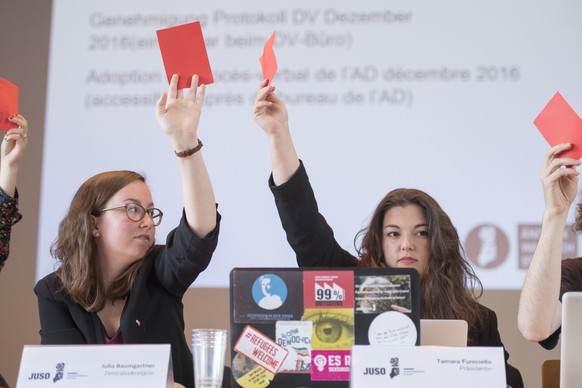 Die Zentralsekretaerin der JUSO Schweiz, Julia Baumgartner, links, und die Praesidentin der Juso Schweiz, Tamara Funiciello, rechts, anlaesslich der Delegiertenversammlung der JUSO Schweiz vom Samstag ...