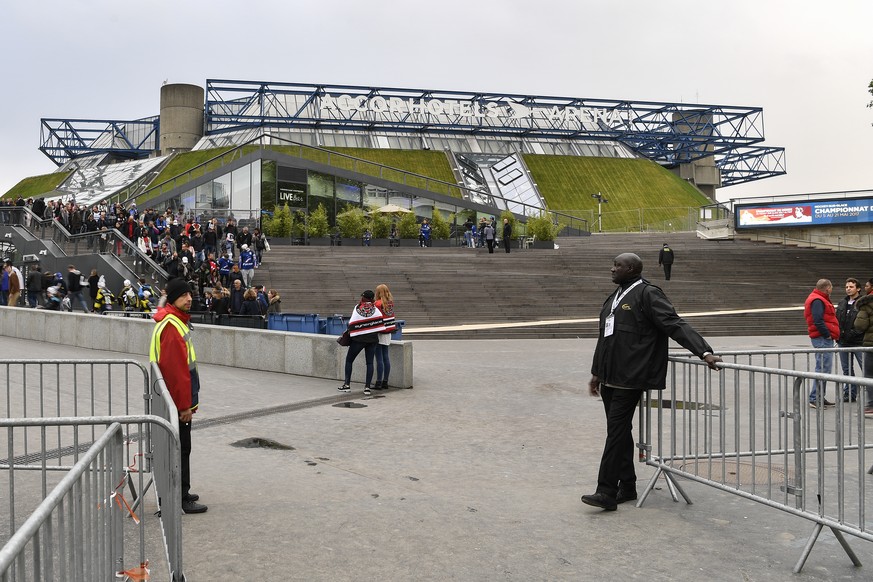 Supporter leave the Accor Hotels Arena after the Ice Hockey World Championship group B preliminary round match between France and Finland in Paris, France on Sunday, May 7, 2017. (KEYSTONE/Peter Schne ...