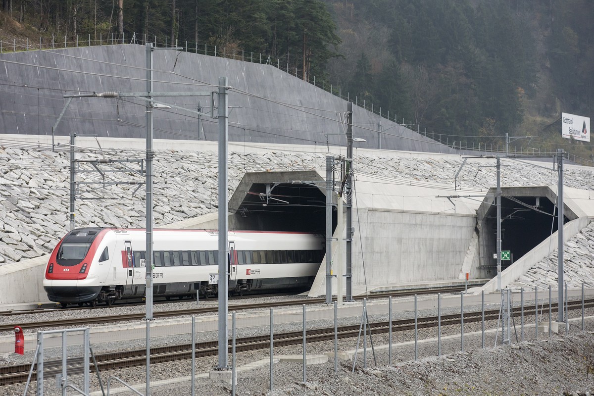 ARCHIVBILD - SBB PLANT EXPRESSZUG "SUPERVELOCE" MIT WELCHEM DIE DISTANZ ZUERICH - MAILAND IN UNTER 3 STUNDEN ERREICHBAR WUERDE - Ein Personenzug faehrt ein im Tunnelportal Nord beim Probebet ...