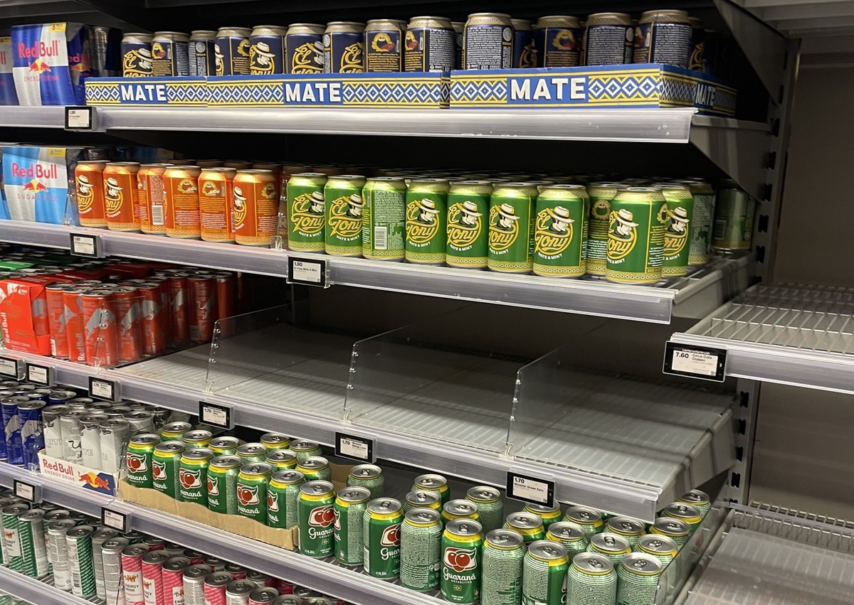 Leeres Monster-Regal in der Migros-Filiale Limmatplatz.