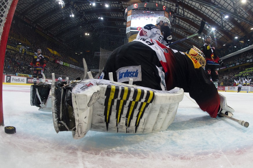 Berns Torhueter Goalie Leonardo Genoni kassiert das Tor zum 1:2, im ersten Eishockey Playoff-Finalspiel der National League zwischen dem SC Bern und dem EV Zug, am 11. April 2019, in der PostFinance A ...