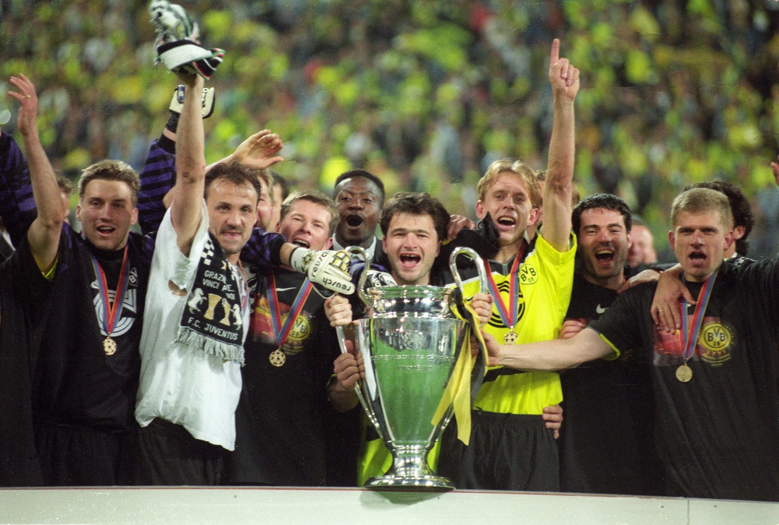 Championsleague Finale: Borussia Dortmund - Juventus Turin 3:1/28.05.1997 in M�nchen. Mannschaftsfoto Borussia Dortmund mit dem Europapokal der Landesmeister. V.l: Stefan Klos, J�rgen Kohler, Stefan R ...
