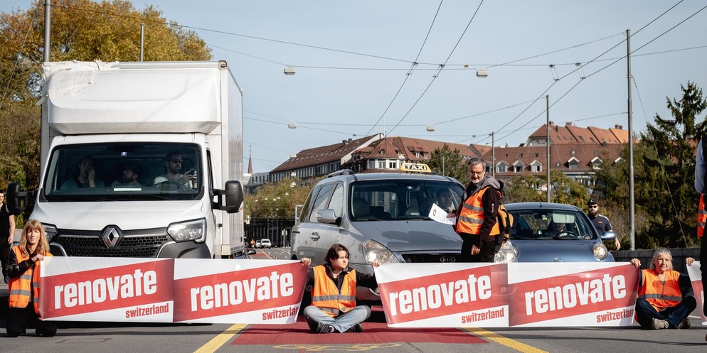 Am 29. Oktober 2022 blockierten Mitglieder der Gruppe Renovate Switzerland die Berner Lorrainebrücke.