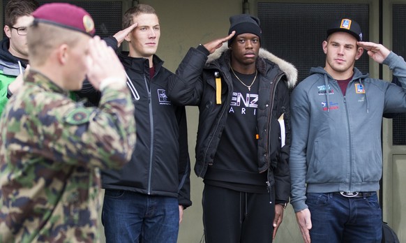 Der Schwinger Remo Kaeser, Mitte rechts, und YB-Fussballer Denis Zakaria, Mitte links, ueben den militaerischen Gruss mit ihren Kollegen in der Spitzensport Rekrutenschule, nach dem Einruecken in die  ...