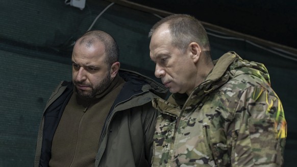 epa11152471 A handout picture made available by the Defense Ministry?s press service shows Ukrainian Defense Minister Rustem Umerov (L) and Commander-in-Chief of the Armed Forces of Ukraine Oleksandr  ...