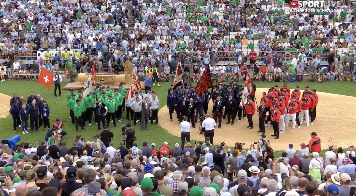 Bei der Eröffnungszeremonie wurde zuerst noch zusammen die Nationalhymne gesungen.