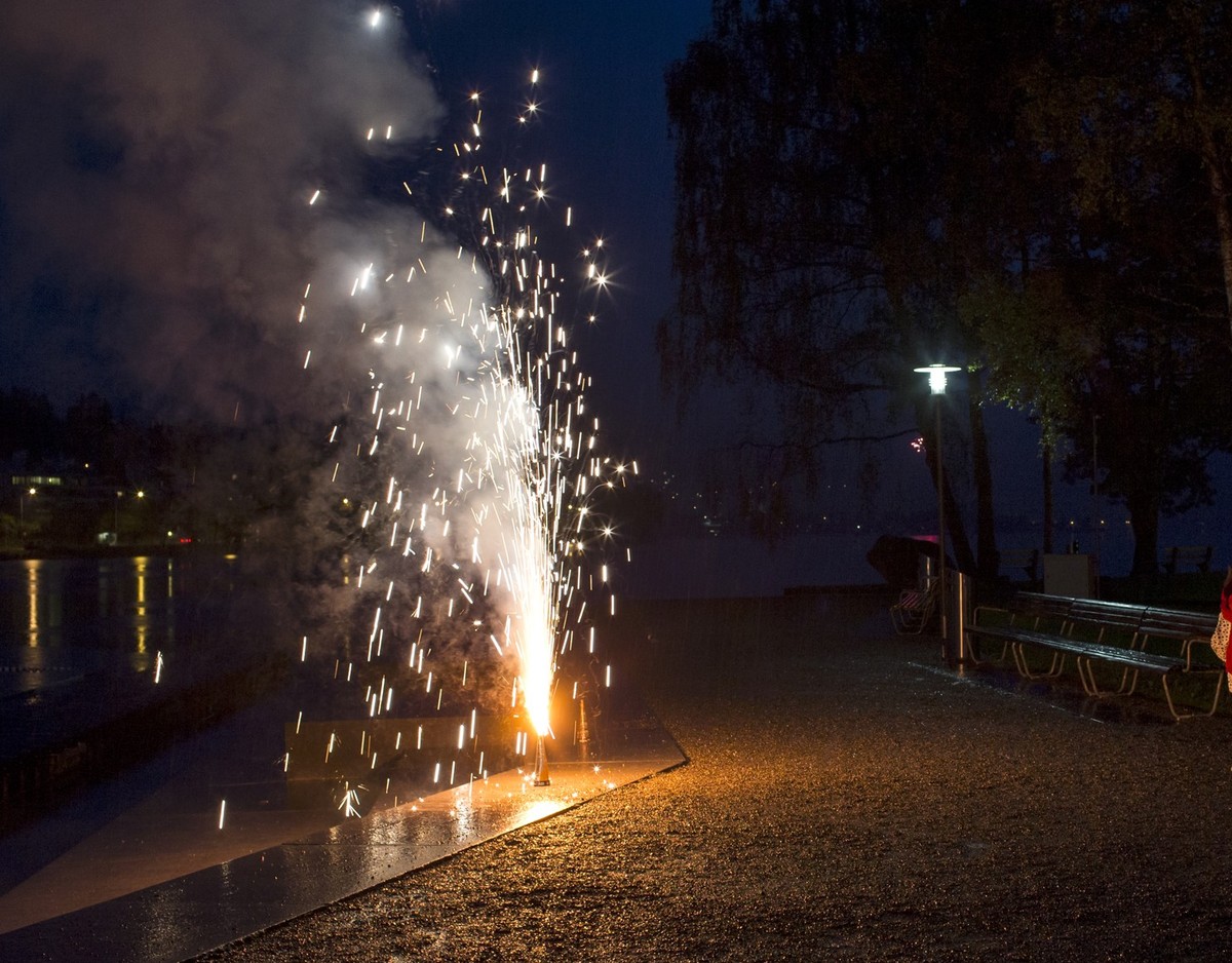Eine Familie beobachtet ein Vulkan-Feuerwerk am 1. August 2015 in Unteraegeri. (KEYSTONE/Alexandra Wey)