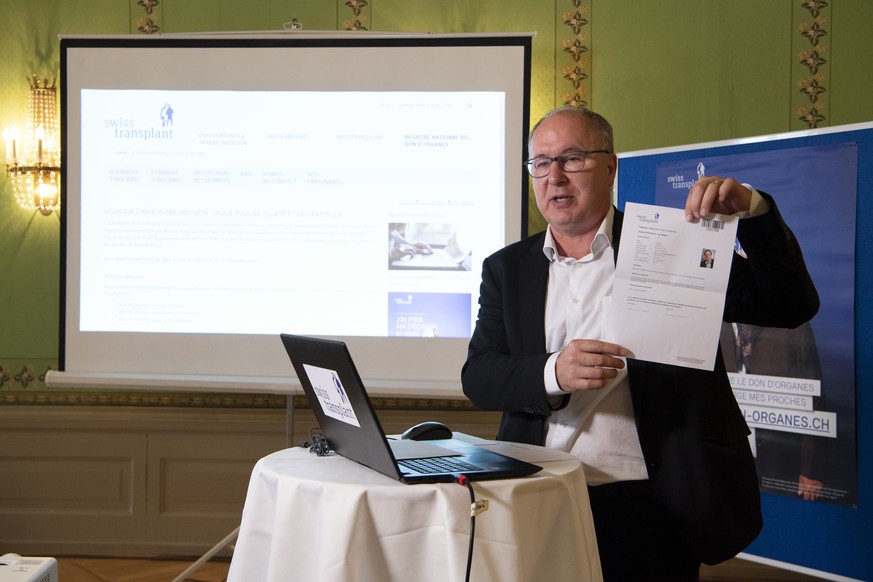 Pierre-Yves Maillard, Praesident Stiftung Swisstransplant, zeigt das Online-Formular waehrend einer Medienkonferenz ueber das Nationale Organspenderegister, lanciert von Swisstransplant, am Montag, 1. ...