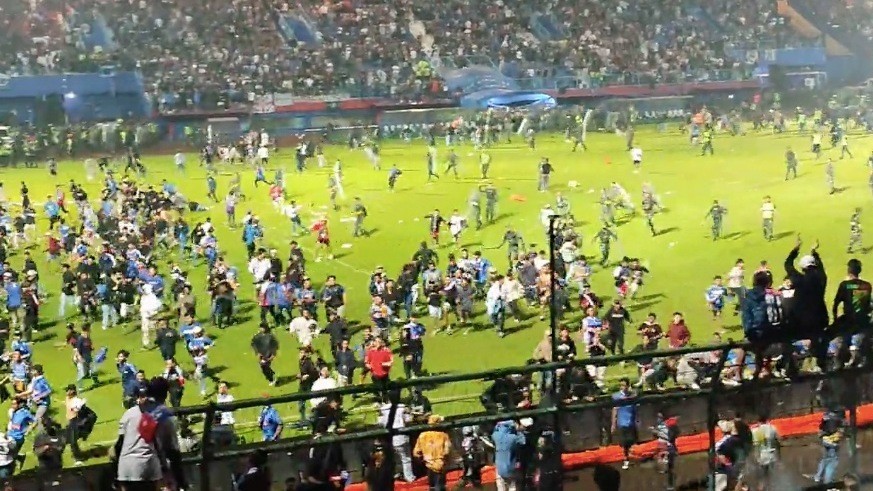 Puluhan orang takut mati setelah kepanikan di stadion di Indonesia