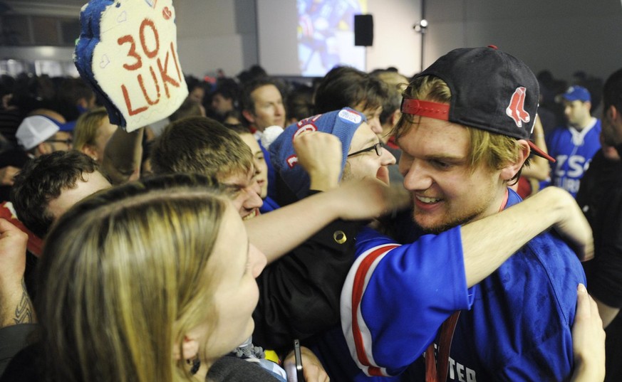 Lukas Flueeler, rechts, und die Spieler der ZSC Lions werden nach dem Gewinn des Meistertitels und der Rueckkehr nach Zuerich frenetisch von ihren Fans gefeiert, am Mittwoch, 18. April 2012, in Zueric ...