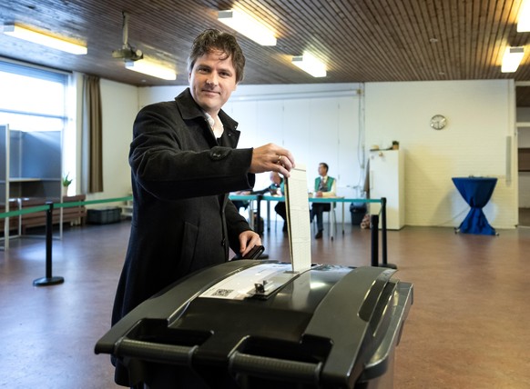 epa12489506 List leader Henri Bontenbal (CDA) casts his vote for the House of Representatives election at the Johanneskerk in Rotterdam, Netherlands, 29 October 2025. EPA/REMKO DE WAAL