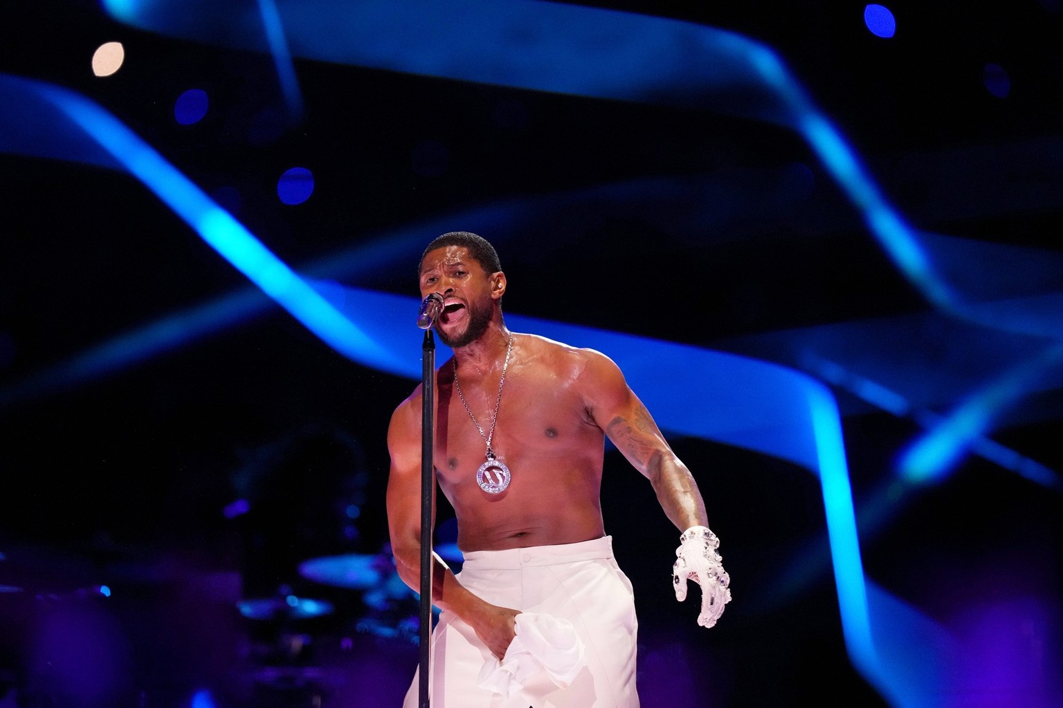 NFL, American Football Herren, USA Super Bowl LVIII-San Francisco 49ers at Kansas City Chiefs Feb 11, 2024 Paradise, Nevada, USA Recording artist Usher performs during the halftime show of Super Bowl  ...