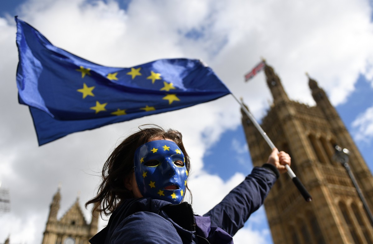 epa06198448 Pro-EU protester demonstrates outside parliament in London, Britain, 11 September 2017. Protesters campaigned against the government's EU Withdrawal Bill. British Parliament resume de ...