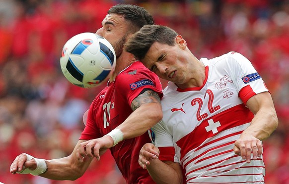 Fabian Schär kennt im Kopfballduell kein Pardon.