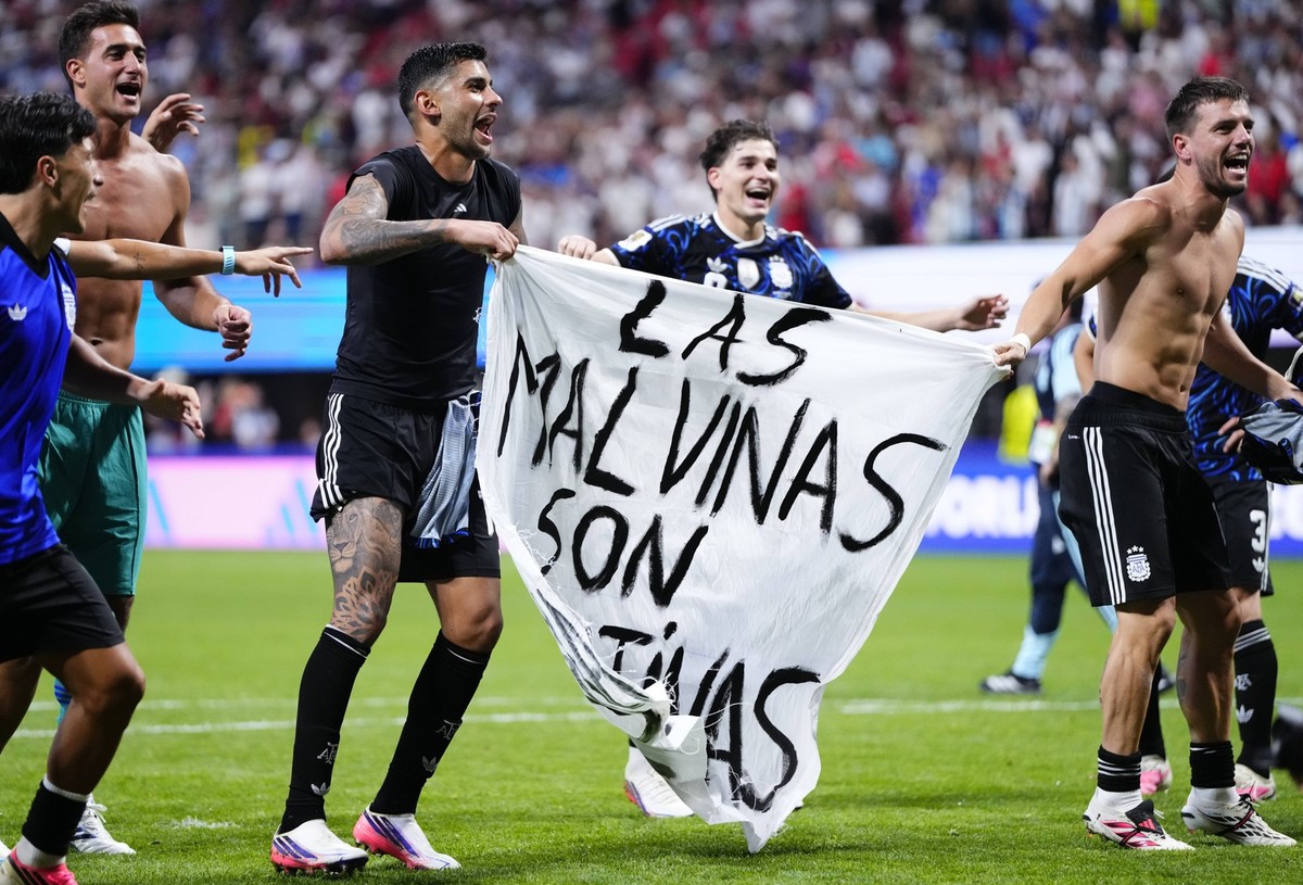 England v Argentina - FIFA World Cup, WM, Weltmeisterschaft, Fussball 2026 - Semi Finals ATLANTA, GEORGIA - JULY 15: Cristian Romero of Argentina celebrates the victory and holds up a banner after win ...