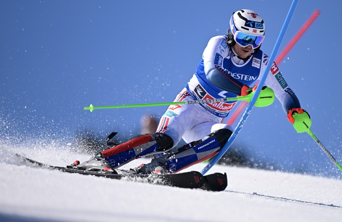 epa11225300 Henrik Kristoffersen of Norway in action during the 1st run of the Men's Slalom race at the FIS Alpine Skiing World Cup finals in Saalbach Hinterglemm, Austria, 17 March 2024. EPA/CHR ...