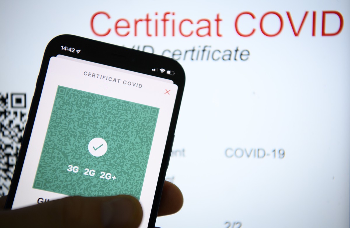 Une personne tient dans sa main un smartphone avec l'application Certificat Covid suisse et son code QR indiquant 3G, 2G et 2G+ ce mercredi 12 janvier 2022 a Lausanne. (KEYSTONE/Laurent Gillieron ...
