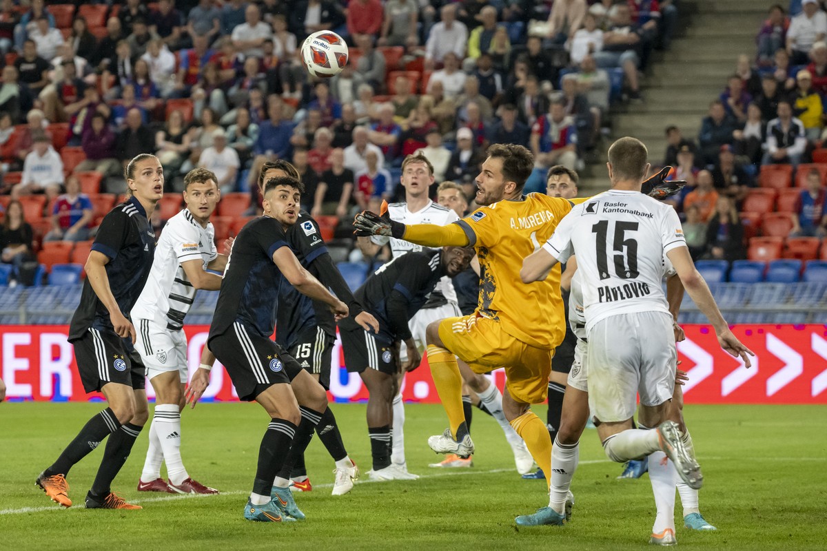 GCs Torhueter Andre Moreira, zweiter von rechts, kann einen Ball im Nachfassen entschaerfen im Fussball Meisterschaftsspiel der Super League zwischen dem FC Basel 1893 und dem Grasshopper Club Zuerich ...