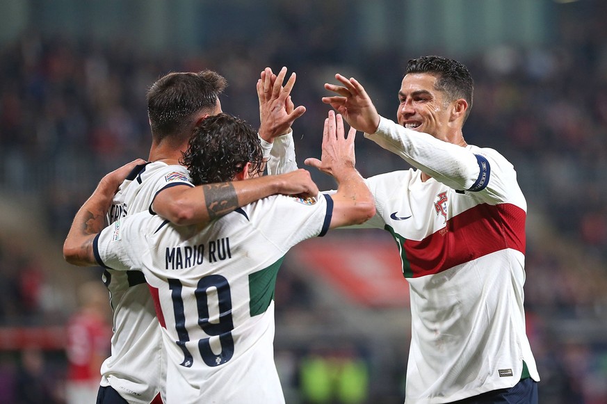 24.09.2022, Fussball L�nderspiel UEFA Nations League 2022/23, Tschechische Republik - Portugal, in der Fortuna Arena Prag. Jubel L-R Torsch�tze Bruno Fernandes Portugal, Mario Rui Portugal und Cristia ...