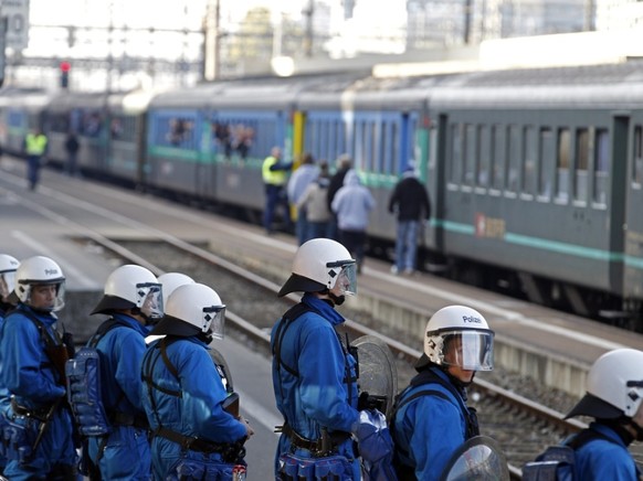 Polizisten 2011 am Bahnhof Z�rich-Altstetten vor einem Extrazug mit FC-Basel-Fans. (Archivbild)
