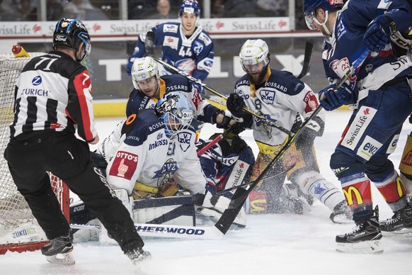 Zuercher Drew Shore, rechts, trifft zum 2:0 Tor gegen Zugs Torhueter Tobias Stephan, links, im vierten Eishockey Playoff-Viertelfinalspiel der National League zwischen den ZSC Lions und dem EV Zug, am ...