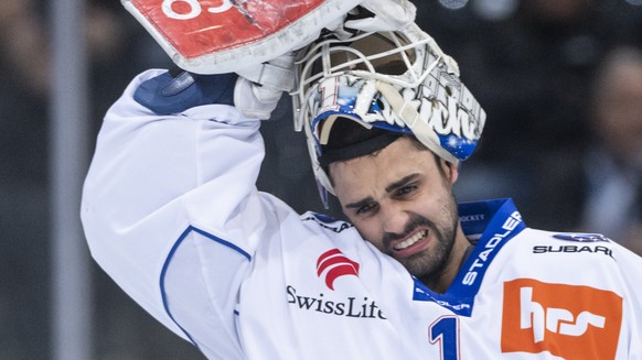 Zuerichs Torhueter Niklas Schlegel lueftet seinen Helm im Eishockey Meisterschaftsspiel der National League zwischen dem SC Bern und die ZSC Lions, am Freitag, 1. Maerz 2019 in der Postfinance Arena i ...