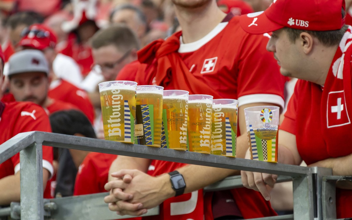 23.06.2024, Fussball UEFA EURO, EM, Europameisterschaft,Fussball 2024, Vorrunde, 3.Spieltag, Schweiz - Deutschland, in der Frankfurt-Arena in Frankfurt am Main, Bierbecher des Biersponsors Bitburger s ...
