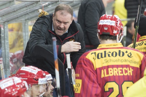 Tigers Head Coach Heinz Ehlers gibt Anweisungen waehrend dem Eishockey National League A Spiel, zwischen den SCL Tigers und dem SC Bern, am Samstag 18. Februar 2017 in der Ilfishalle in Langnau. (KEYS ...