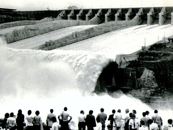 1982 nimmt das Kraftwerk seinen Betrieb auf.