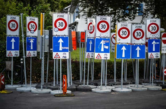 Tempo 30-Zone und Einbahnschilder stehen an einer Strasse in der Stadt Zuerich, aufgenommen am Montag, 18. August 2025 in Zuerich. (KEYSTONE/Michael Buholzer)