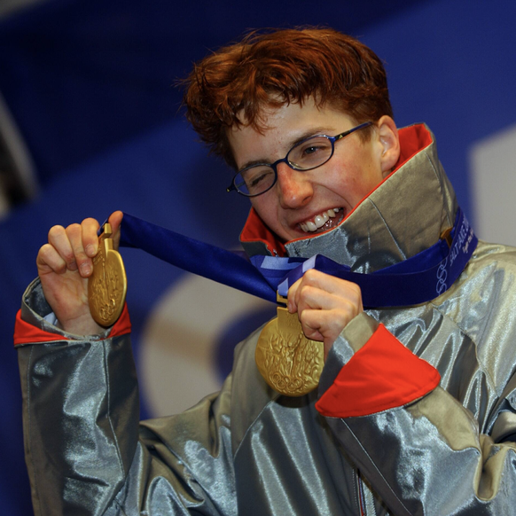 Simon Ammann mit seinen zwei Goldmedaillen von Salt Lake City 2002§