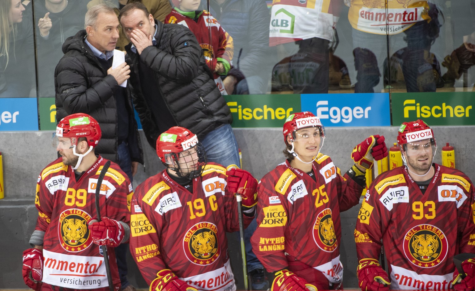 Tigers Ass. Coach, Rikard Franzen, links, und Head Coach, Heinz Ehlers, waehrend dem Meisterschaftsspiel der National League, zwischen den SCL Tigers und dem HC Davos, am Freitag 3. Januar 2020 im Ilf ...