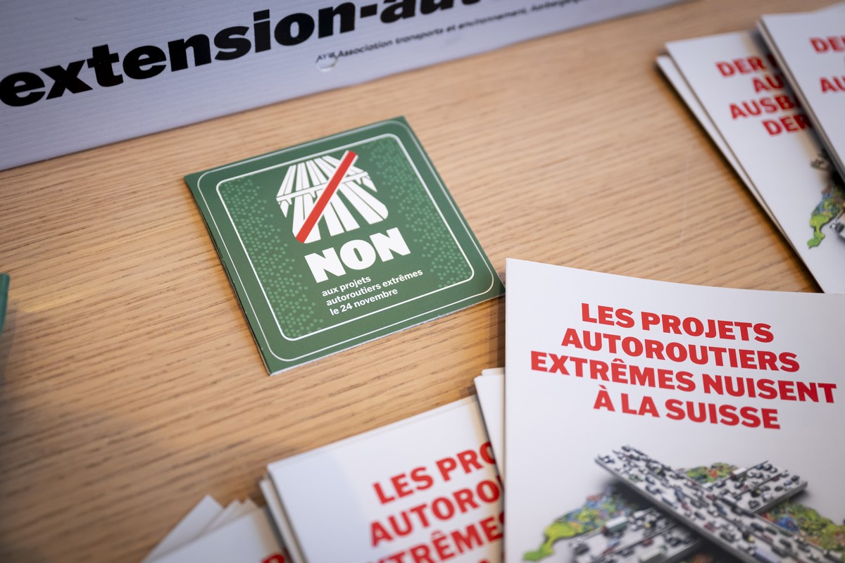 Kampagnenmaterial fotografiert waehrend einer Medienkonferenz des Referendumskomitees gegen den "masslosen Autobahn-Ausbau" im Hinblick auf Abstimmung vom 24. November, am Mittwoch, 2. Oktob ...