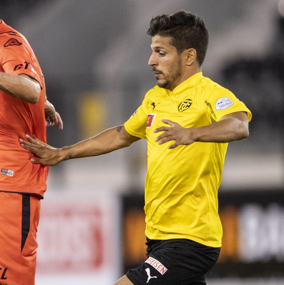 Luganos Miroslav Covilo, links, spielt um den Ball mit Schaffhausens Roberto Rodriguez, rechts, in der zweiten Runde vom Schweizer Fussball Cup zwischen dem FC Schaffhausen und dem FC Lugano im LIPO P ...