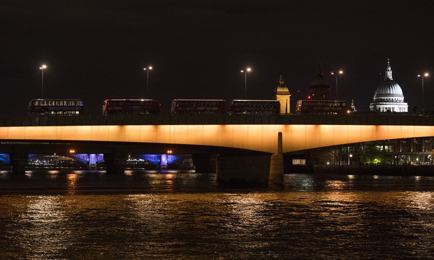 epa06009169 Stationary buses on London Bridge after reports casualties when a van allegedly hit pedestrians on the bridge in central London, Britain, 03 June 2017 (issued 04 June 2017). The Metropolit ...